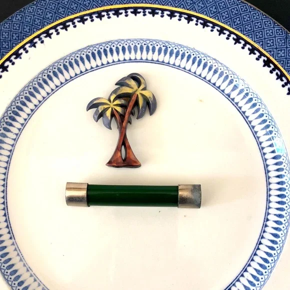 Dramatic Bakelite Brooch - Picture 2 of 10